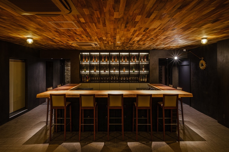 バースペースでは、バーテンダーが提供する極上のカクテルなどで夜の大人時間を。