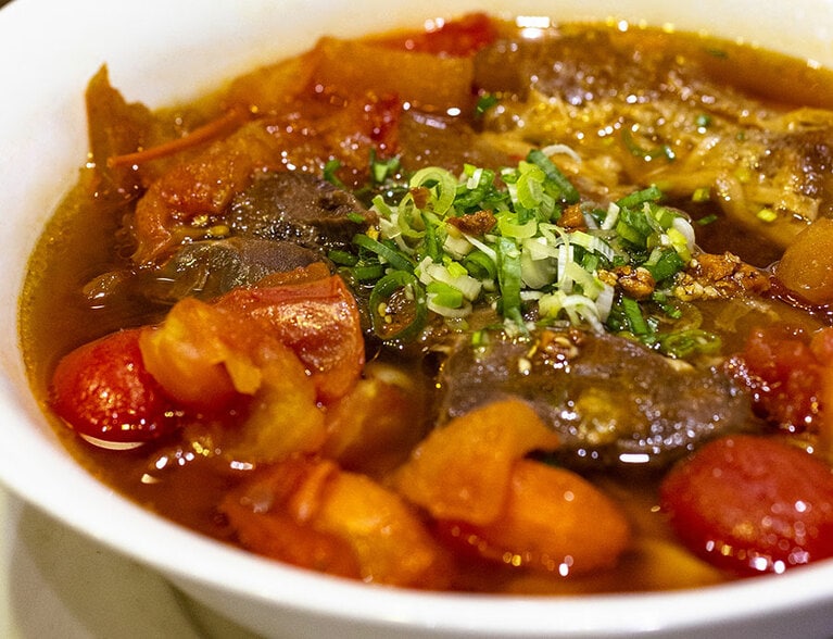 山脇さんお薦めの特級三爪牛筋牛肉麵(タージーサンツァ ニュウジンニュウロウミィェン)380元＋(蕃茄) 150元。