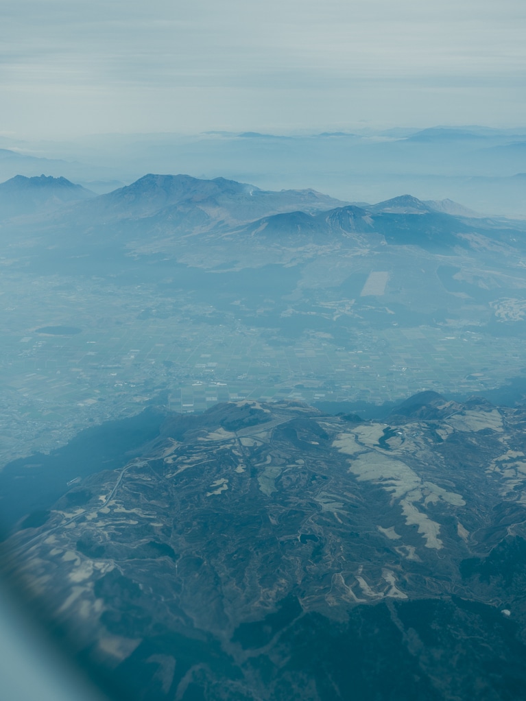 東京から熊本への飛行機から見た山々。2025年3月13日