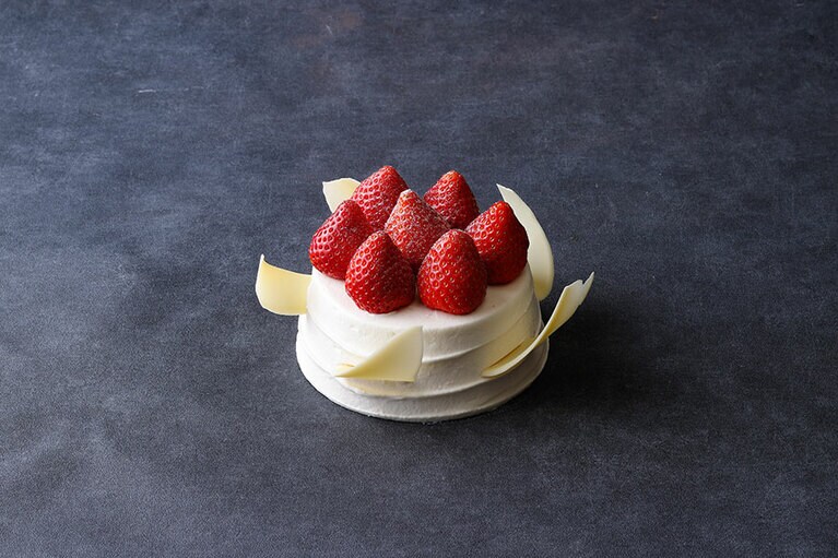 「ガトー オゥ フレーズ」直径15cm×高さ8.5cm 7,000円、直径12cm×高さ8.5cm 6,000円。