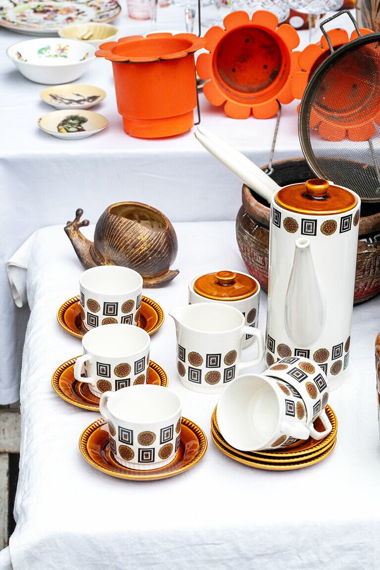 マッカイさんご夫妻の屋台には、掘り出し物がいっぱい。長年、自宅ガレージ（しかも7個分！）に秘蔵してきたアイテムを、まさにお蔵出し。20世紀初頭のイギリス製ジャポネスク・ティーセット、ベルギーBOCHのポット＆カップセットなどが驚きのプライスで……。／Rozelle Collectors Market（ロゼール・コレクターズ・マーケット）