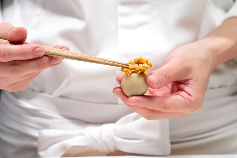 金木犀の茶葉入りの白餡にそぼろをつけていく。