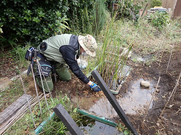 さらなるエコトーン造成を進める大童さん。水と土に触れるよろこび！