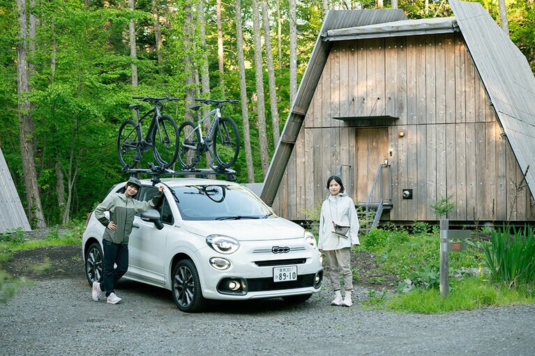 左は俳優の石川古都さん、右は映画監督の金子由梨奈さん。フィアット スポーツに乗って河口湖から「SANU 2nd Home 河口湖1st」へ。（山梨県南都留郡鳴沢村6188番地1）