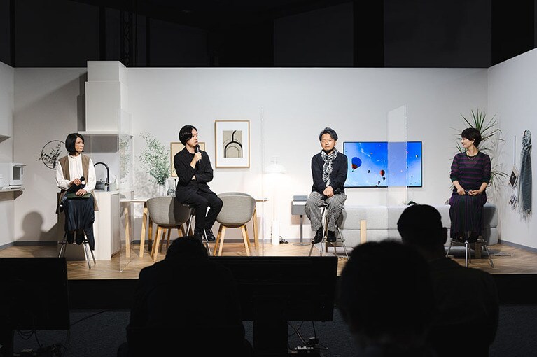 「くらしスタイルシリーズ」セミナーでは、インテリアスタイリストの窪川勝哉さん(写真右から2番目)、MAKOさん(写真右)を招いてのトークセッションも実施。会場では、くらしスタイルシリーズ製品を実際に使用してコーディネートした部屋も展示。