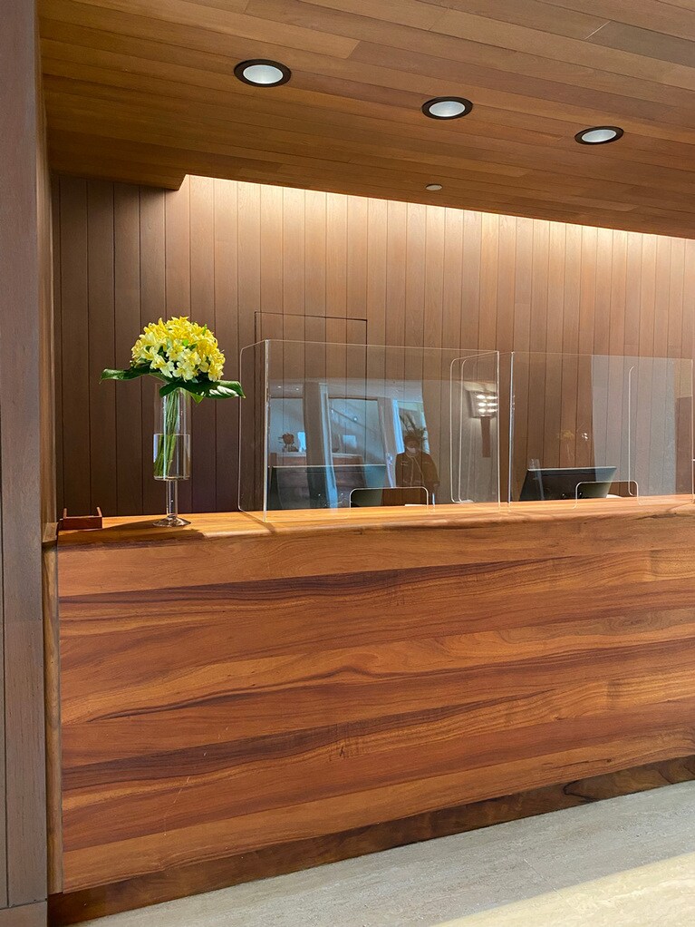 木目が素晴らしいコアウッドカウンターの上にはシールドを設置。