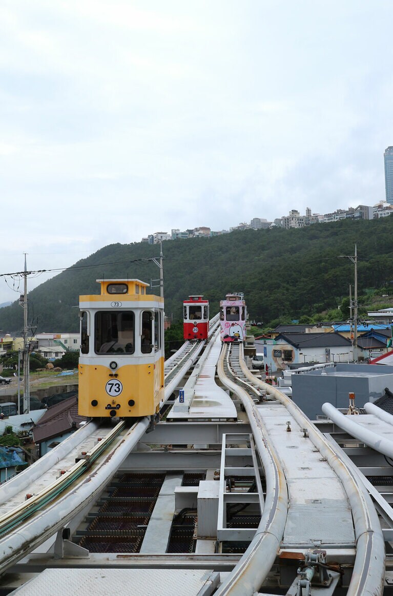 ゆっくりと進むスカイカプセル。