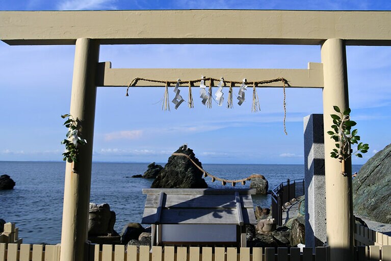 大小の岩にかけられた注連縄は鳥居の役割。