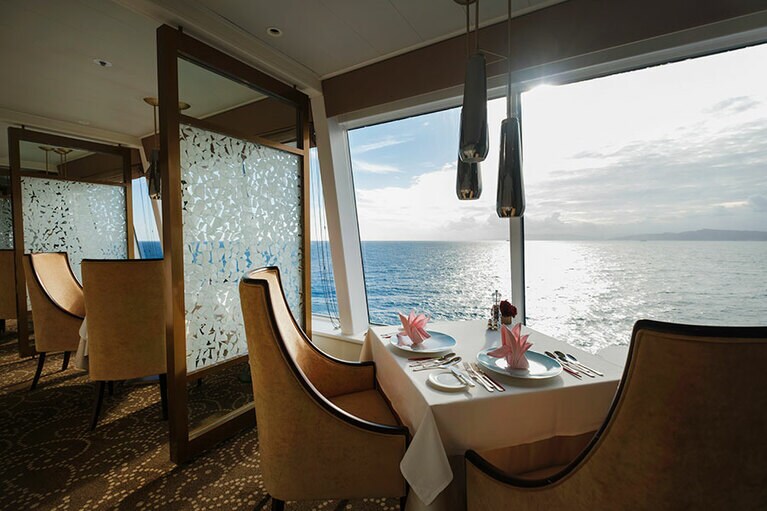 “ロイヤルスイート”、“和洋スイート”、“アスカスイート”の宿泊客は、専用ダイニング「ザ・ベール」で夕食を取ることができる。まさに特等席だ。