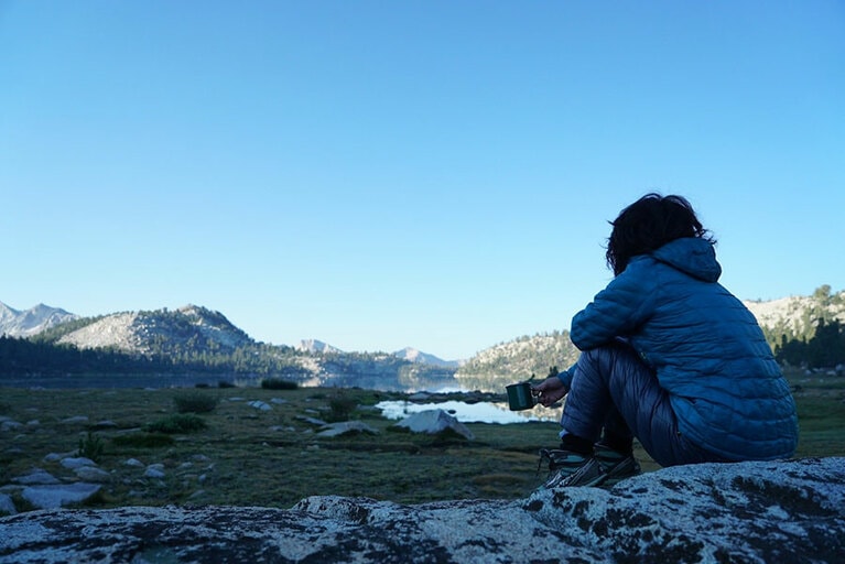 ジョン・ミューア・トレイルでの朝時間。素晴らしい景色を眺めながら味わう朝のコーヒーが楽しみの一つ。写真提供：大橋未歩さん