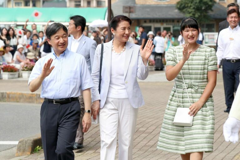 2019年8月19日、JR那須塩原駅に到着されて集まった人たちに手を振られる天皇皇后両陛下と愛子さま　©時事通信社