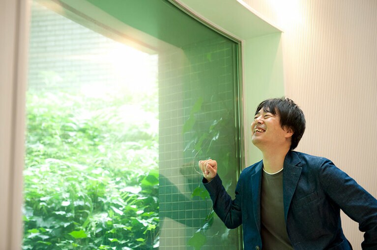 現在放映中の「テレビ演劇 サクセス荘」(TX)は、舞台の演出を取り入れた新しい感覚のTVドラマ。まさに徳尾さんらしい作品です。※2019年8月現在