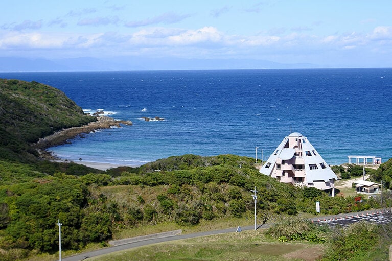 錐体の建物が管理棟の「シーサイドハウス」。訪れた時は休業中。