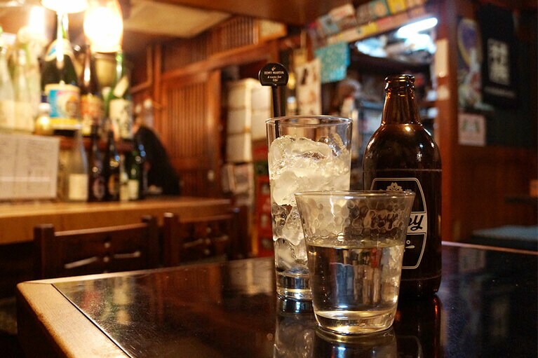 ホッピーセット。ホッピー、グラス、ナカ(焼酎)が別々に出てくる「正直スタイル」。