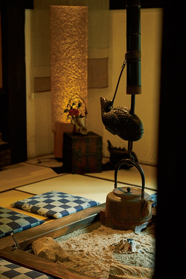 【いろりの宿 かつら木の郷】ロビーの囲炉裏では、湧き水で淹れたコーヒーや薬草茶を。Photo: Masahiro Sanbe