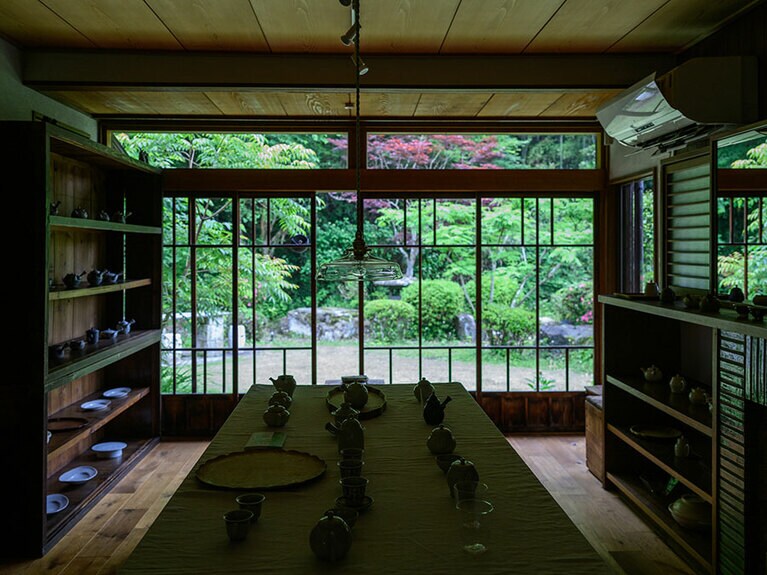 「夏椿」の店内、広い庭の眺めにしばし見惚れる。