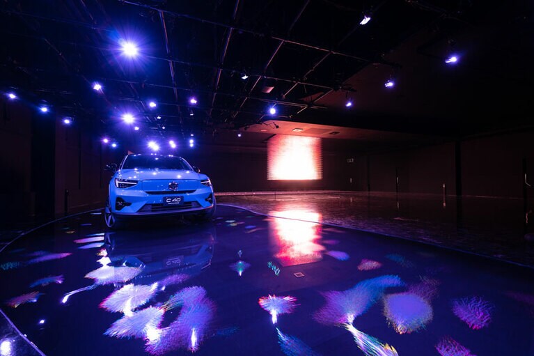 ボルボC40リチャージとチームラボの新作「生命は結晶化したうごめく光」のコラボ空間。