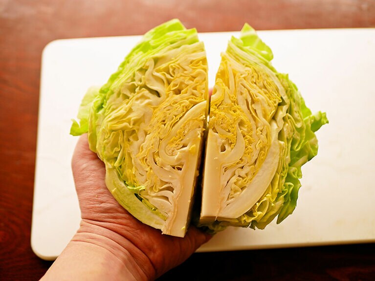 春キャベツは半玉を半分に切る。