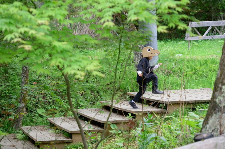 小さなティラノサウルスになりきった子どもも。
