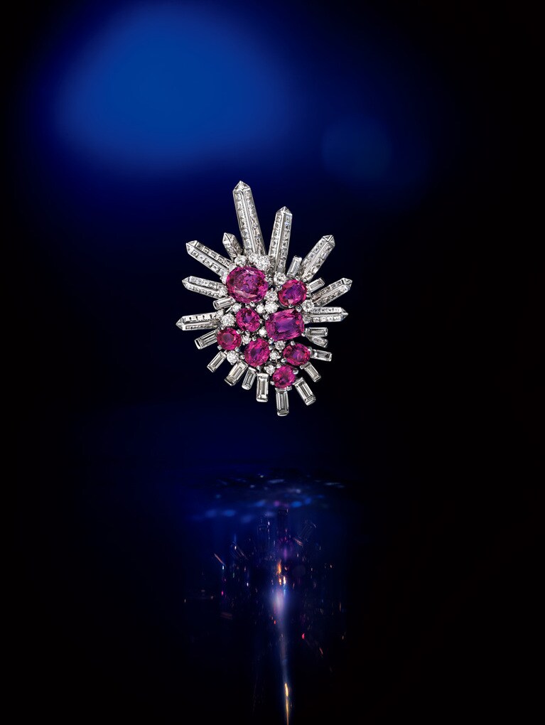 クリップ「クリストー サファイア」（WG×DIA×ピンクサファイア）55,836,000円／ヴァン クリーフ＆アーペル（ヴァン クリーフ＆アーペル ル デスク）