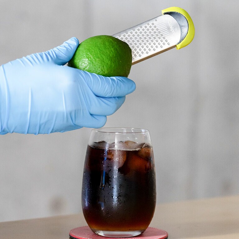 コーヒートニックには仕上げにライムの皮を。