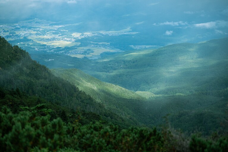 茅野方面の街が遠くまで見渡せる。