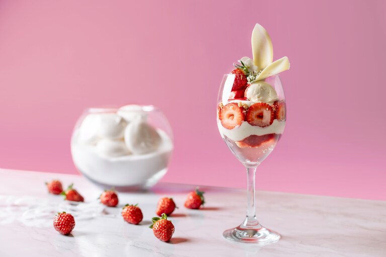 1月のグランドデザートは、ストロベリーとホワイトチョコレートの赤と白でニューイヤーの華やかさを表現した「ホワイトチョコレートストロベリー」。