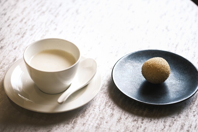 左から、「杏仁スイーツスープ」「小豆餡入りごま団子」。