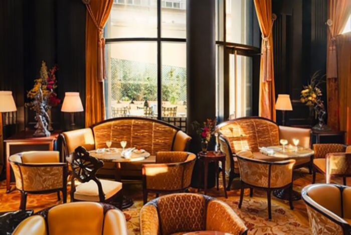 アール・ヌーヴォーのインテリアが重厚感あふれる建造物に調和する。