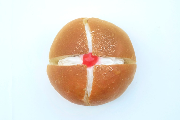 ケーキをイメージして生まれた「よつわりパン」155円。