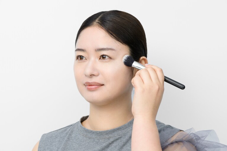 のせたいところにブラシを押し付けずに当て、力を入れずに動かす。