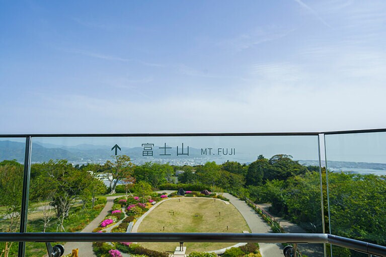 展望台の柵はガラスなので景色にダイナミックな広がりがある。