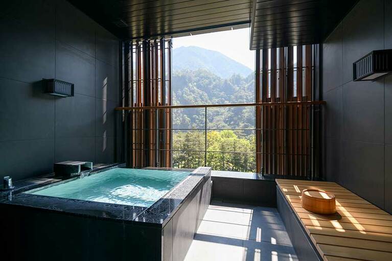 温泉に入ったり、湯上がり処でドリンクを飲んだり。これぞ、温泉逗留の醍醐味！