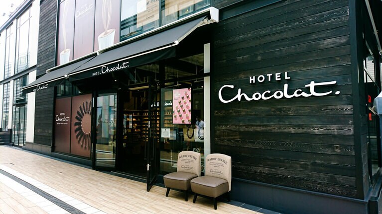 細い道を入って見える、黒い外観が目印。