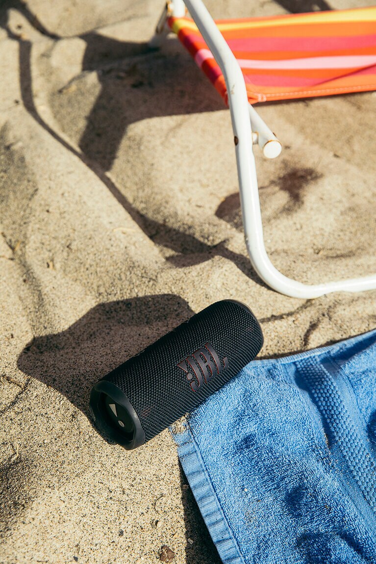 JBLポータブルウォータープルーフスピーカー「FLIP6」オープン価格（実勢価格17,600円）。