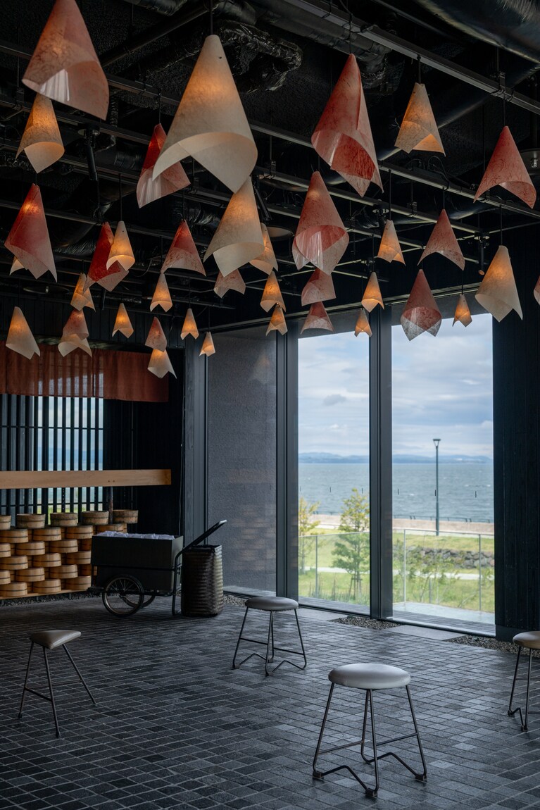 昼夜、独自のおもてなしが繰り広げられる「湯の広場」。