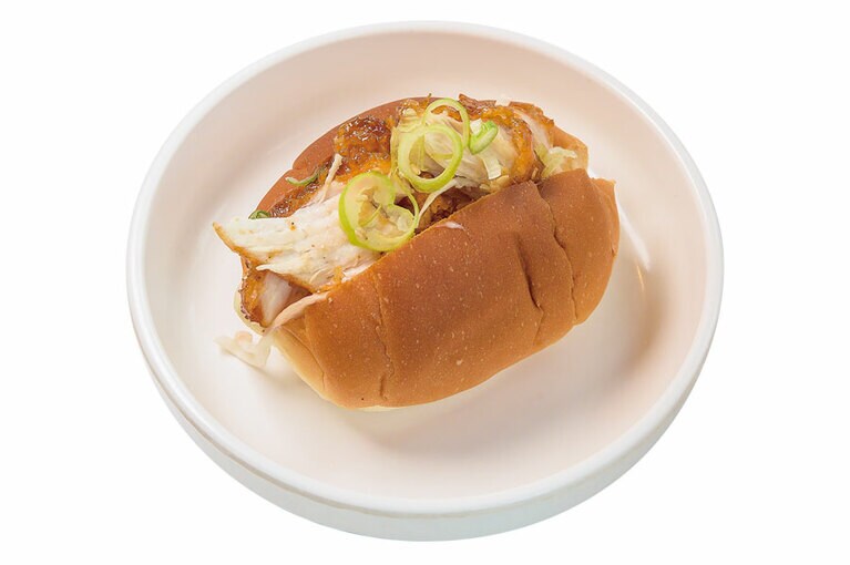 パンで挟んで楽しむのも人気。パン追加時 2個1,000ウォン。