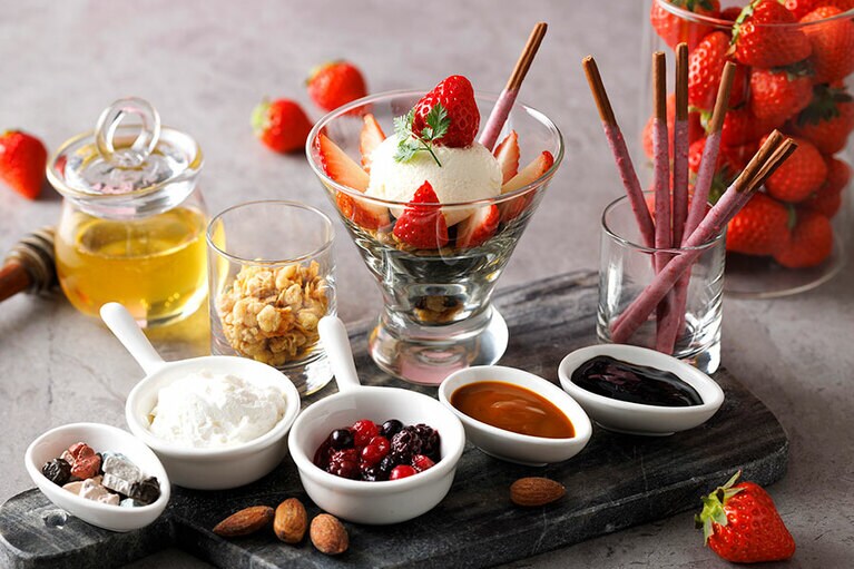 デザート「いちごパフェ」のイメージ。食べ放題のいちごを盛りつけたり、チョコレートやクリームをトッピングしたりと、自分好みにカスタマイズできる。