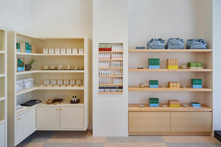 スキンケアプロダクトや香りのアイテムなど、ダムダム トウキョウが提案するプロダクトがずらりと並ぶ。