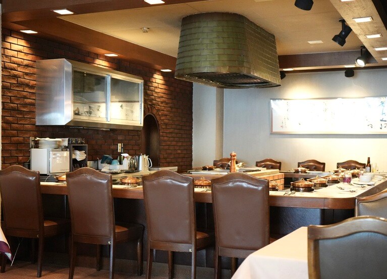 カウンターでは目の前で調理し提供される。