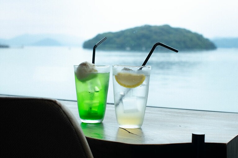 青島を眺めながら。“レモンスカッシュ” “メロンソーダ” 各480円。