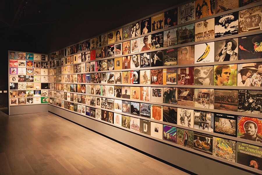 展示されているレコードは300枚以上。毎日ロック喫茶に通い、大学生たちの文学や演劇、映画談義に耳を傾けたという。
