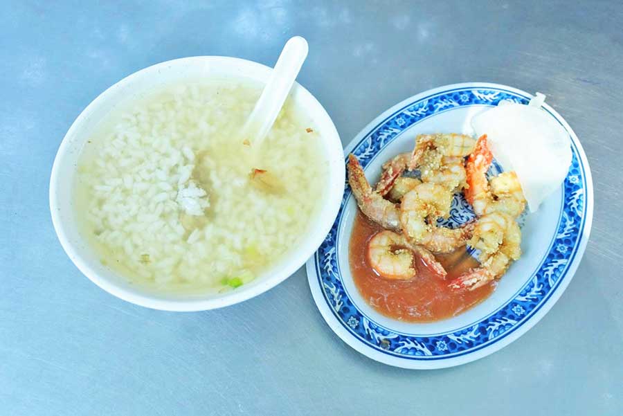 お粥というより中華風お茶漬け的な感覚でいただける「肉粥」25元(左)。右は「蝦炸」70元。