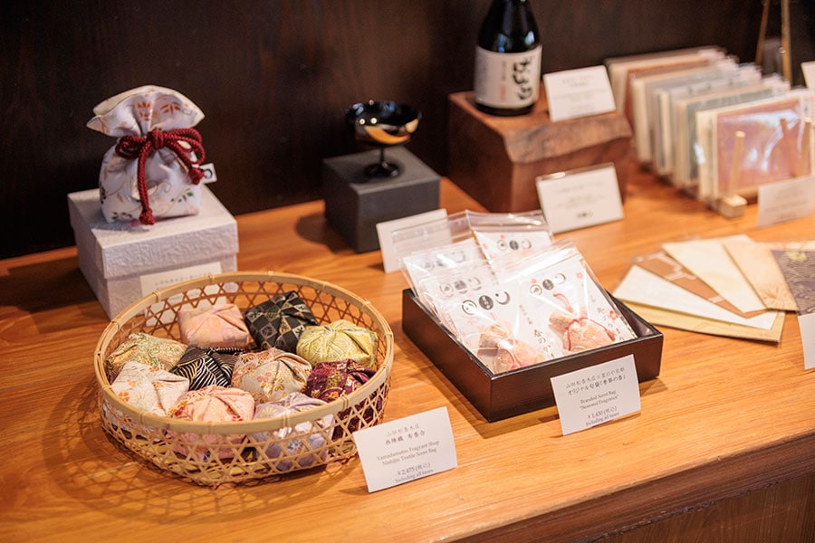 匂い袋や唐紙のカードなど、京都らしいお土産物が並ぶ。