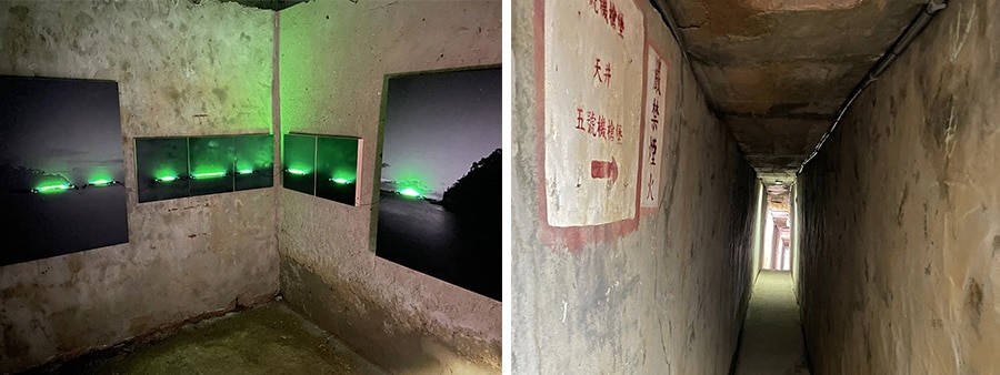 左：緑の光は実際に夜に海を眺めると見えます。劉致宏さん作。要予約。 
右：狭くて傾斜のある軍事用トンネルの中をヘルメットを被って進むと、当時の軍人たちの苦労が偲ばれます。