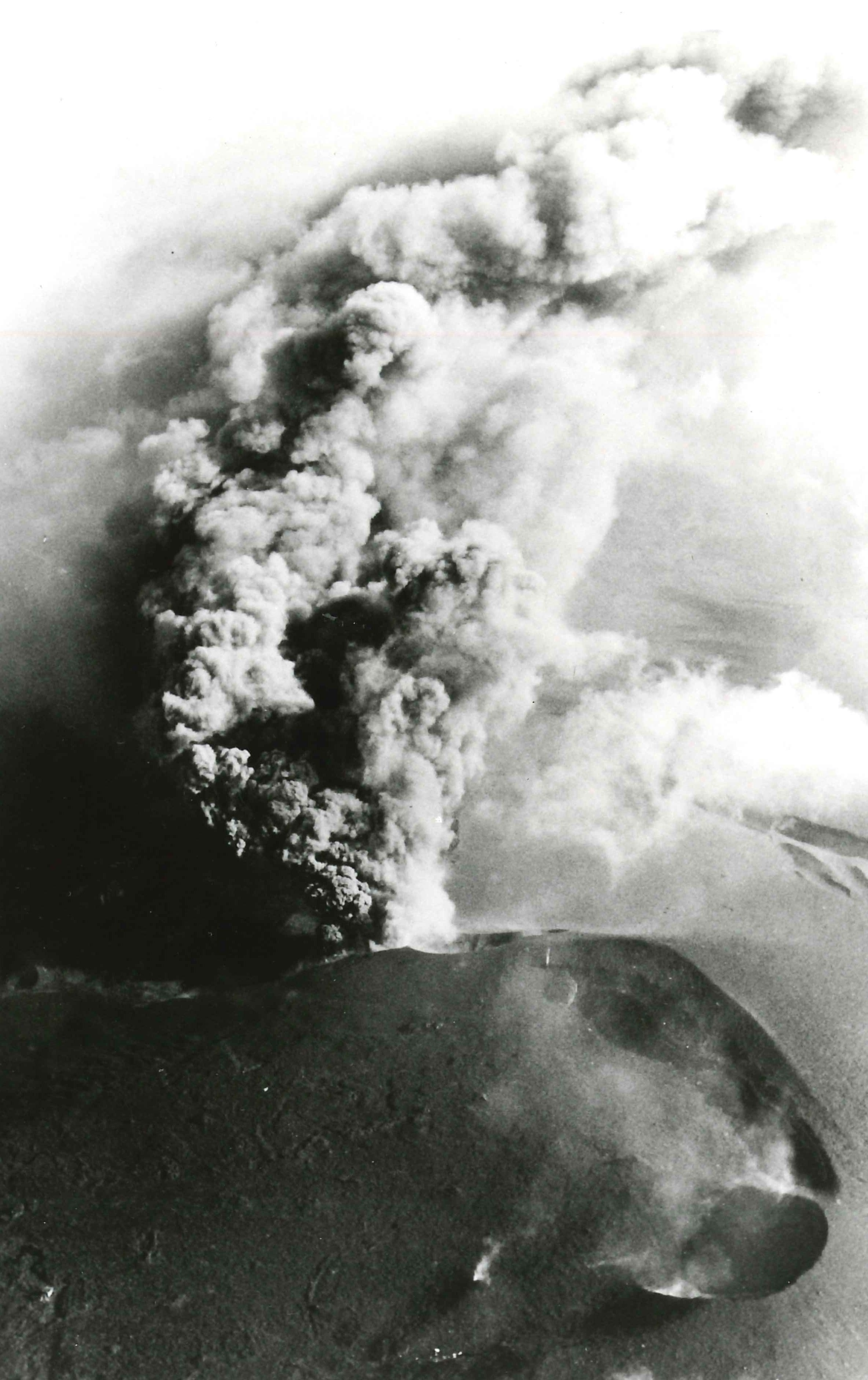 1986年に起こった三原山の噴火。このときも当時皇太子だった平成の天皇は被災地を訪問された