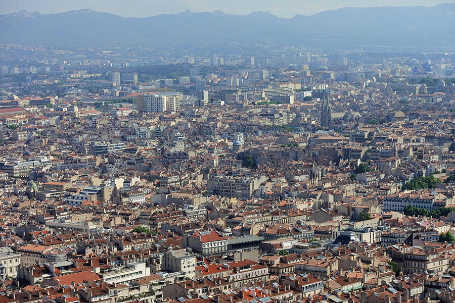 フランス第2の人口を誇る都市、マルセイユ。オレンジ色の瓦屋根の家がびっしりと。