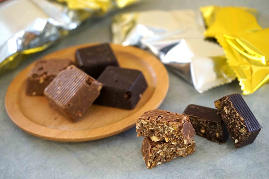 フランス産のクーベルチョコレート(カカオ分35パーセント以上のチョコ)にあわせたのはカリフォルニア産アーモンドと小麦パフ。