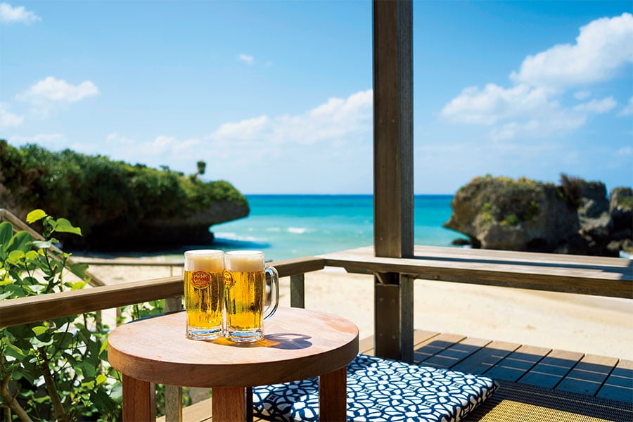 “海辺のテラス”で心地よい海風を感じながら、オリオンビールで「乾杯！」※実際の提供スタイルとは異なります。