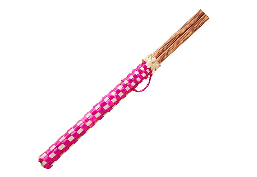 ココナツ材の箸を竹で編んだハンドメイドの箸入れに。全7色の箸入れがランダムに入っている。